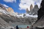 Muita gente na laguna na base das torres, no Parque Nacional Torres del Paine, no sul do Chile